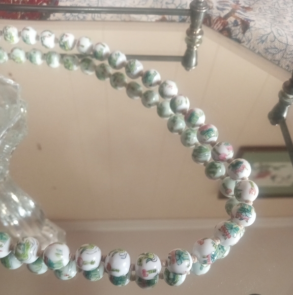 VINTAGE porcelain hand knotted beaded necklace - Picture 2 of 5